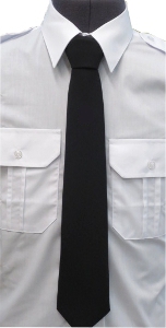 krawat koloru czarnego 