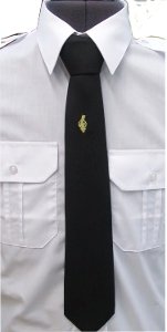 krawat koloru czarnego z błyskawicą