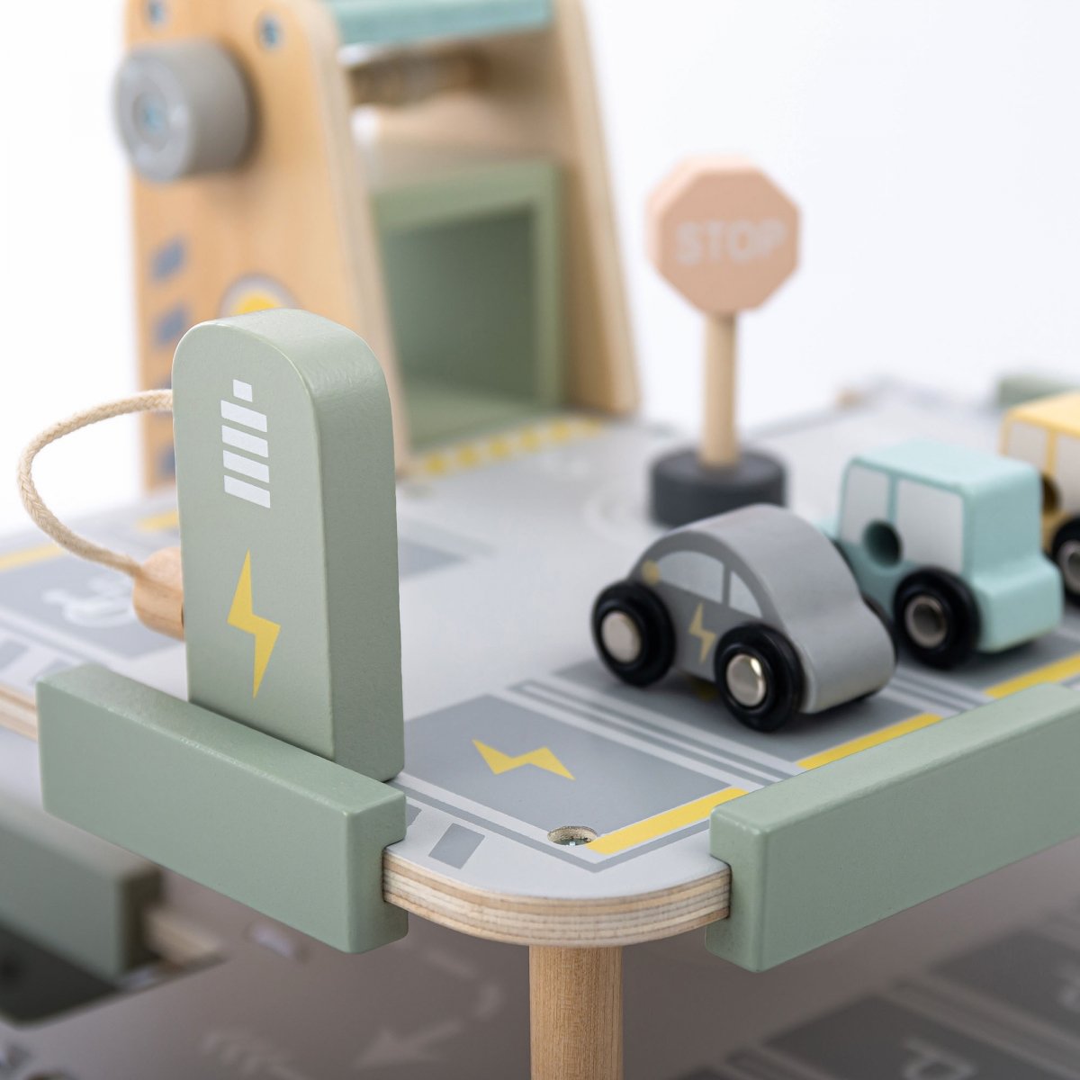 Drewniany, trzypoziomowy garaż dla dzieci z akcesoriami – parking, stacja paliw, myjnia, helikopter