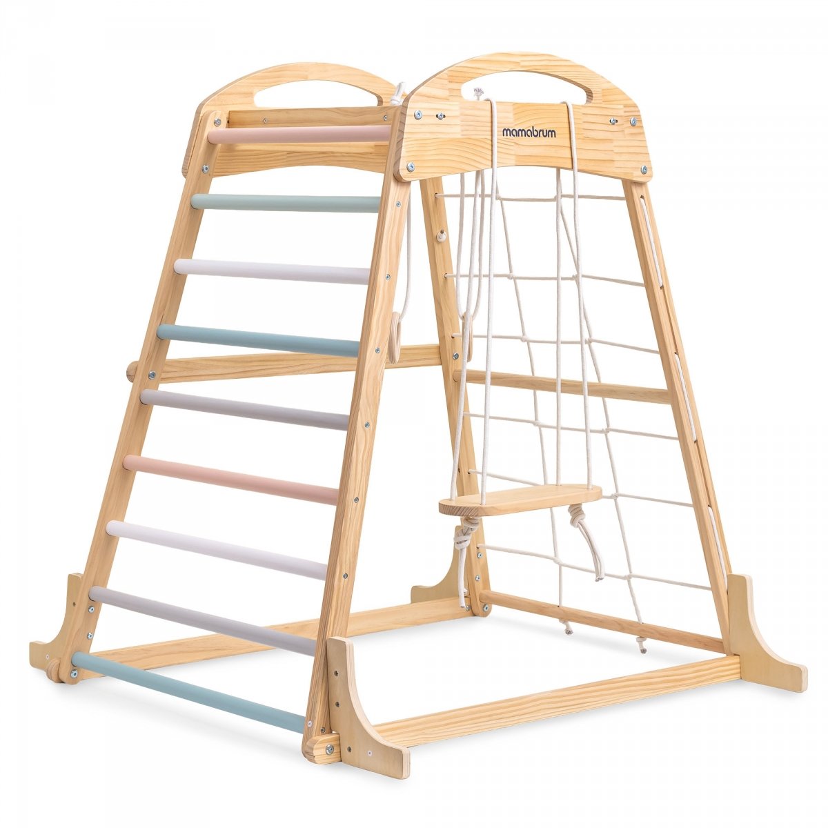 Drewniany domowy plac zabaw z huśtawką, kółkami gimnastycznymi i siatką wspinaczkową