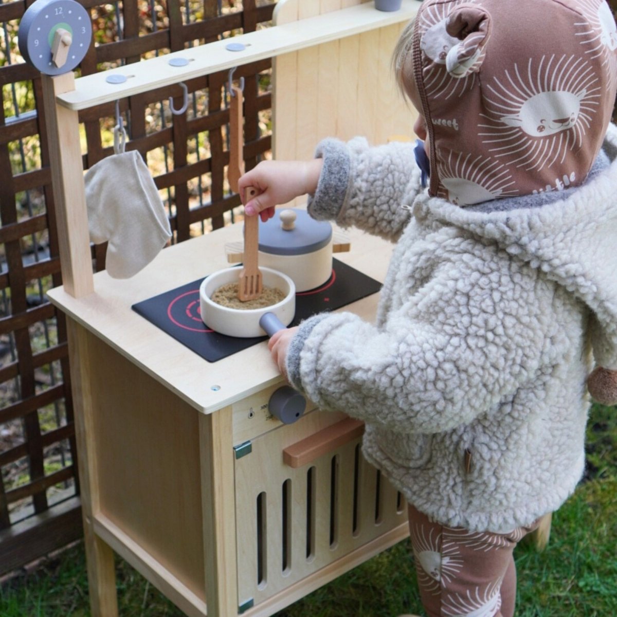 Drewniana kuchnia ogrodowa z akcesoriami - naturalna boho