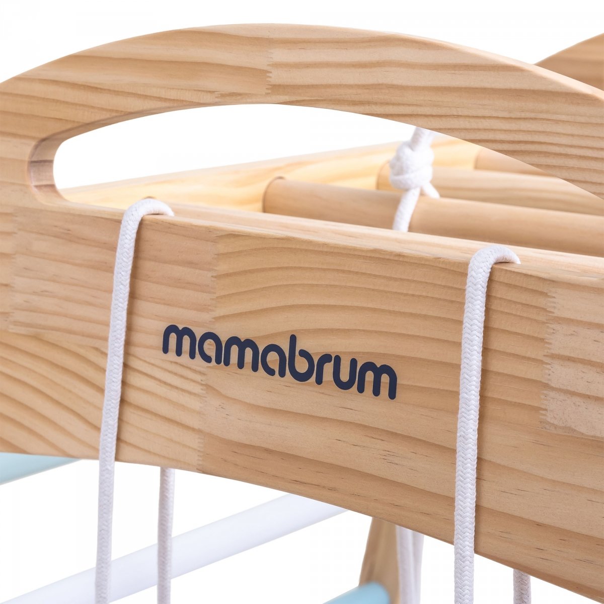 Drewniany domowy plac zabaw z huśtawką, kółkami gimnastycznymi i siatką wspinaczkową