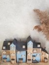 Drewniany domek orzech/niebieski schodki