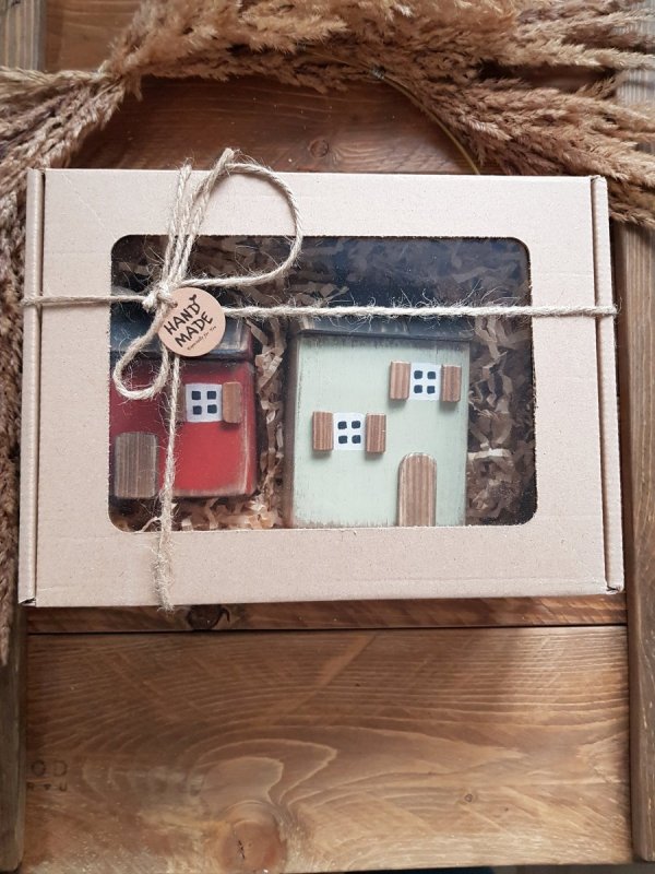 BOX zestaw drewnianych domków czerwony/oliwka