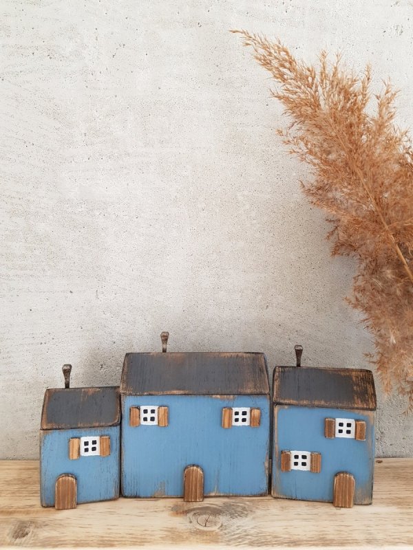 Drewniany domek niebieski