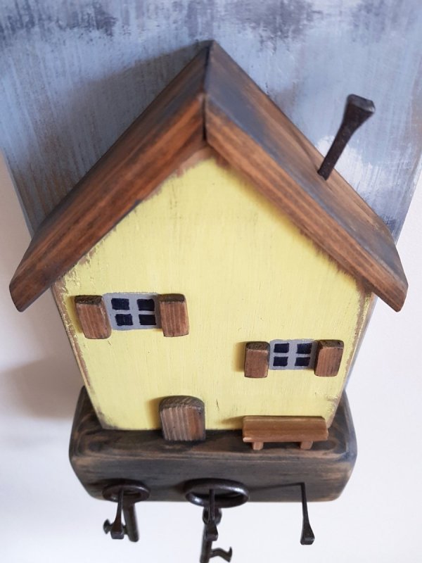 Drewniany wieszak na klucze domek żółty z ławeczką