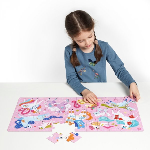 Puzzle Ach jednorożce 60el Dziewczynka ukłądająca puzzle