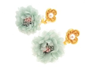 Goldene Ohrringe Seidenblumen