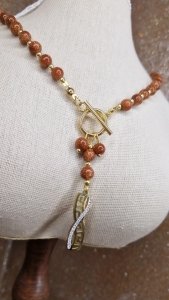 1915a Naszyjnik naturalny kamień piasek pustyni 50cm stal chirurgiczna zapinany na patyczek