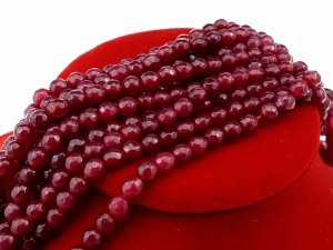 sz129 Barwione naturalne białe koraliki jadeitowe, okrągłe, fasetowane, ciemnoczerwone 5,5~6,2 mm, otwór: 1 mm, około 65~66 szt./pasmo, (37,5~38,5 cm)