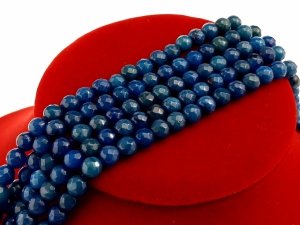 1609 Barwione naturalne białe koraliki jadeitowe, okrągłe, fasetowane, stalowoniebieskie, 5,5~6,2 mm, otwór: 1 mm, około 65~66 szt./pasmo, 14,76~15,16'' (37,5~38,5 cm)