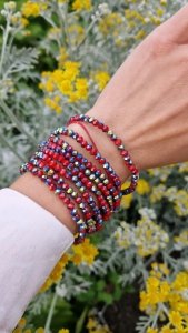 882 Bransoletka błyszcząca szklane koraliki na gumce jubilerskiej kryształki 
