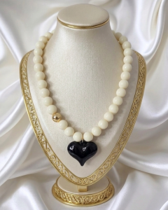 4844 Złoty naszyjnik 46+5cm stal chirurgiczna koraliki akrylowe serce 