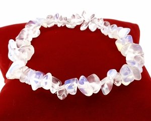 1839 Bransoletka naturalny kamień opal na gumce jubilerskiej