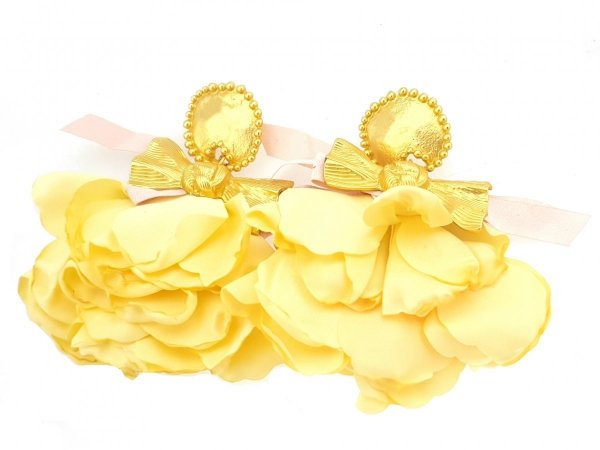 Goldene Ohrringe Seidenblumen