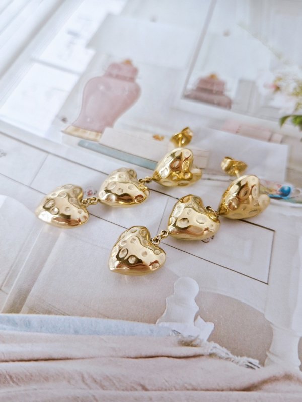 goldene Ohrringe aus Edelstahl