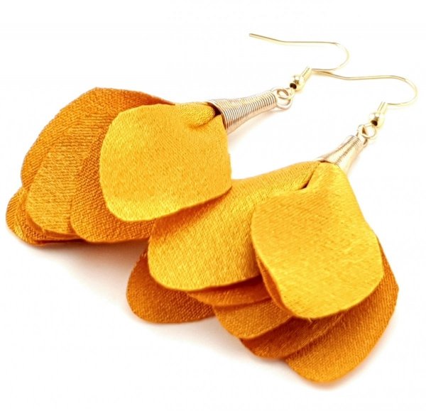 gold earrings made of stainless steel