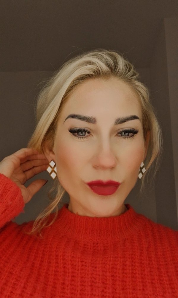 gold earrings made of stainless steel