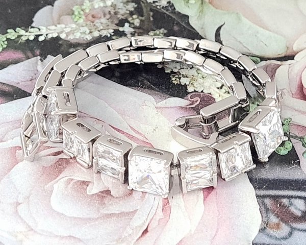 gold bracelet for a gold-plated leg