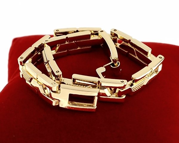 gold bracelet for a gold-plated leg