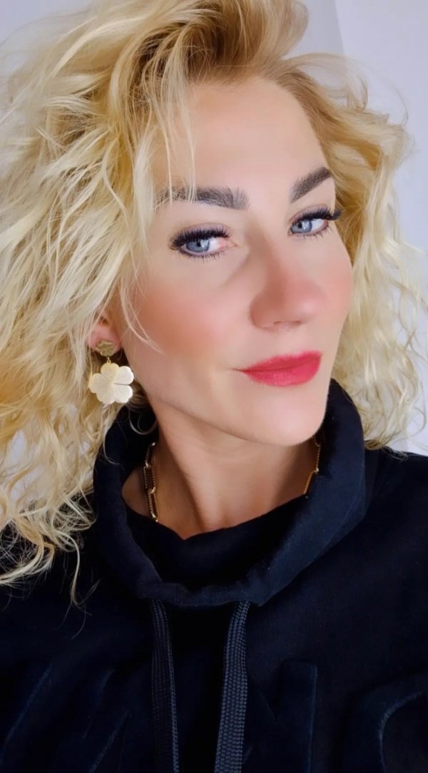 gold earrings made of stainless steel