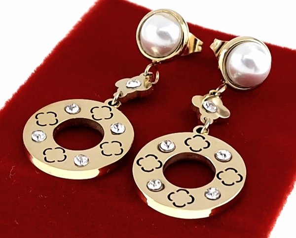 gold earrings made of stainless steel