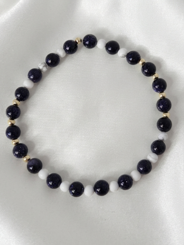 1175f Bransoletka kamień naturalny noc Kairu, howlit na gumce jubilerskiej