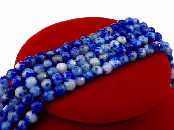 4387 Barwione naturalne białe koraliki jadeitowe, okrągłe, fasetowane, niebieskie, 5,5~6,2 mm, otwór: 1 mm, około 65~66 szt./pasmo,