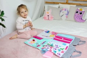 Składany domek dla lalki – mata sensoryczna dla dziewczynki 3+