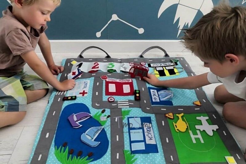 Składana ulica z samochodami - mata książeczka sensoryczna dla chłopca 3+