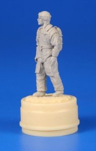 CMK F48298 Czechoslovak pilot (1938) with a parachute on his back 1/48