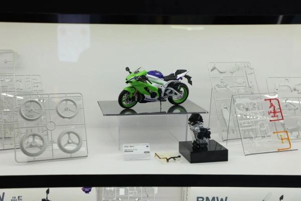 Meng Model MT-007 Kawasaki Ninja ZX-10R 1/9