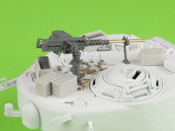 Master GM-35-063 Browning M2HB .50 cal (12,7mm) - karabin maszynowy z mocowaniem czołgowym - okres II w.św. (wczesna kołyska M23 z wczesnym zasobnikiem na amunicję) 1/35