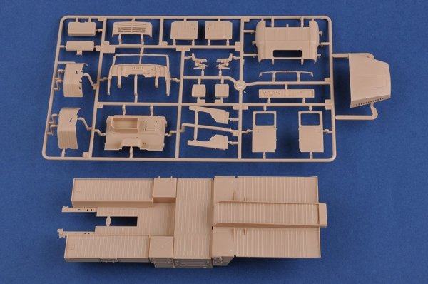 Hobby Boss 85511 Russian KrAZ-260B Tractor with 5P85TE TEL S-300PMU 1/35