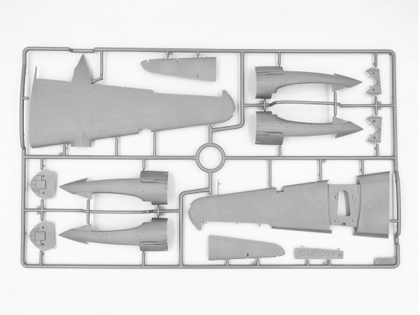 ICM 48327 Airfield of the American Bomber Group 1/48