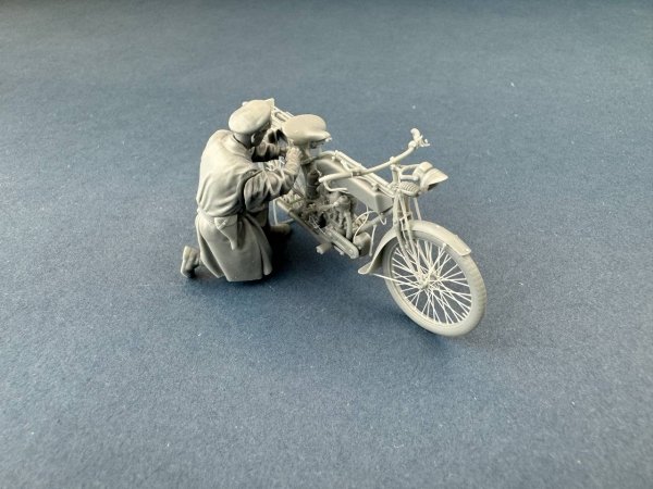Copper State Models F32-061 British Dispatch Rider Checking Motorcycle (Motorcycle not included) 1/32