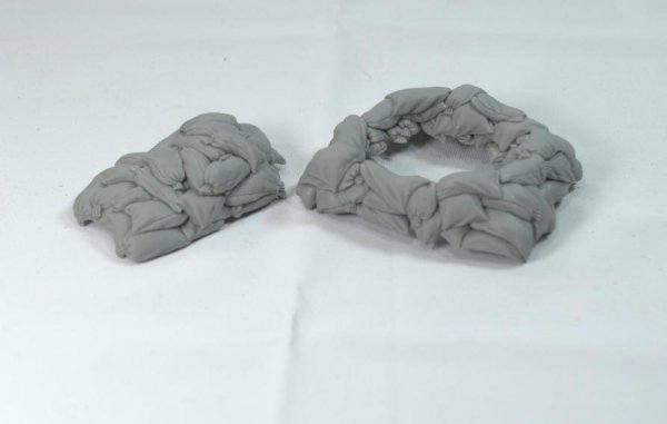 Panzer Art RE35-310 Humvee with sandbags armor (mobile check point) 1/35