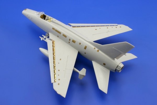 Eduard 73363 F-100C S. A. 1/72 TRUMPETER