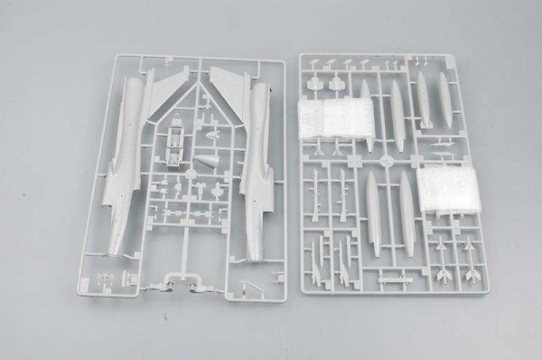 Trumpeter 01644 Chinese J-10S fighter (1:72)