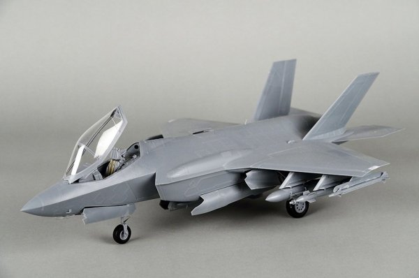 Trumpeter 03231 F-35A Lightning II 1/32