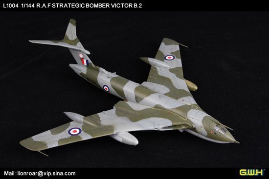 Lion Roar L1004 R.A.F. Strategic Bomber VICTOR B2 1/144