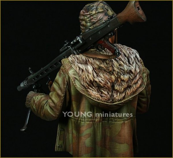 Young Miniatures YM1822 Waffen SS MG-42 Gunner Ardennes 1944 1/10