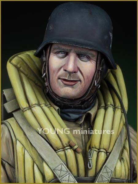 Young Miniatures YM1833 Luftwaffe Bomber Crewman, 1940 1/10