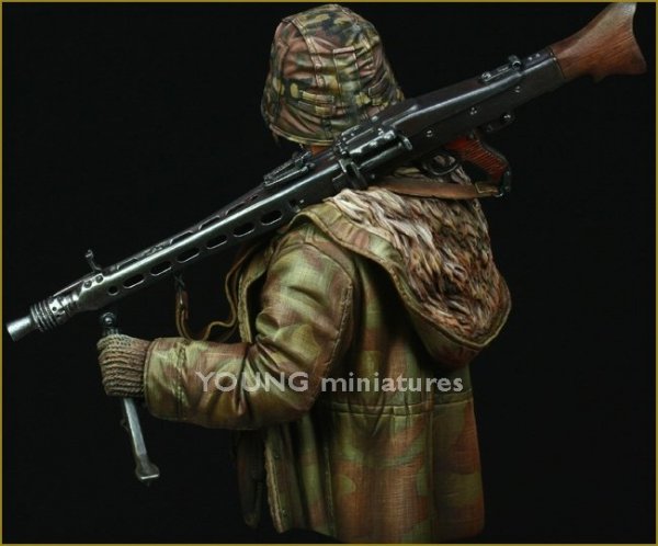 Young Miniatures YM1822 Waffen SS MG-42 Gunner Ardennes 1944 1/10