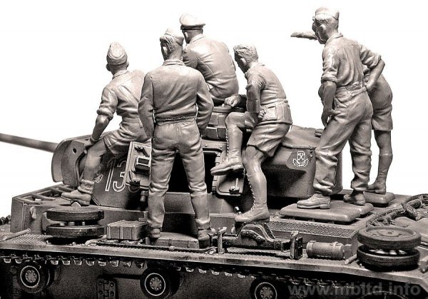 Master Box 3561 Rommel and German Tank Crew (DAK, 1941-1943) 1/35