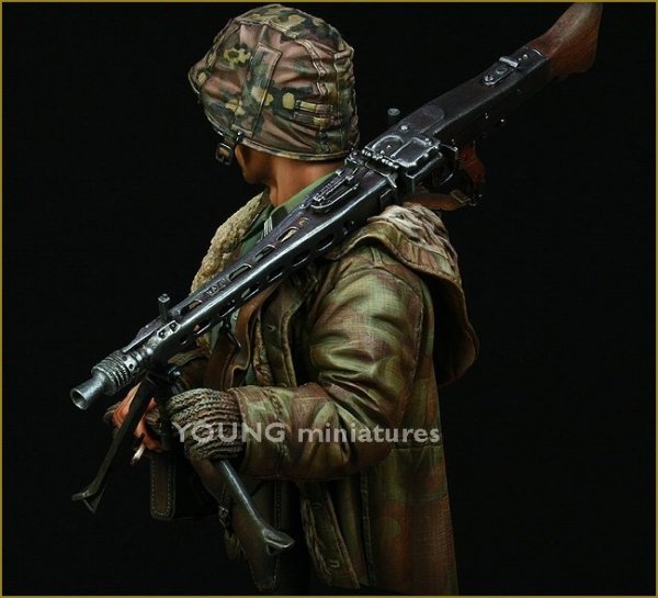 Young Miniatures YM1822 Waffen SS MG-42 Gunner Ardennes 1944 1/10