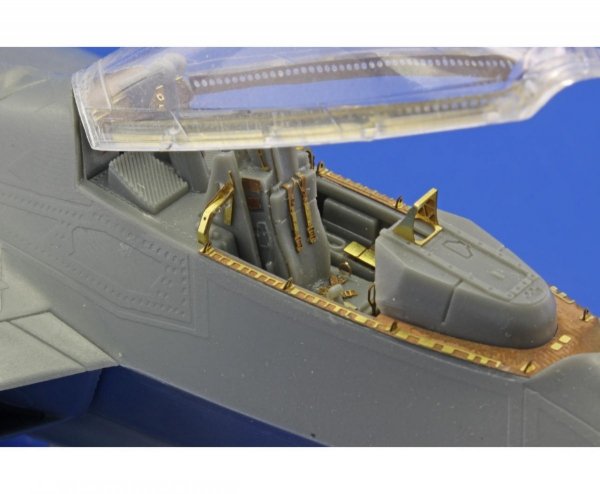 Eduard 73379 F-22 S. A. 1/72 FUJIMI