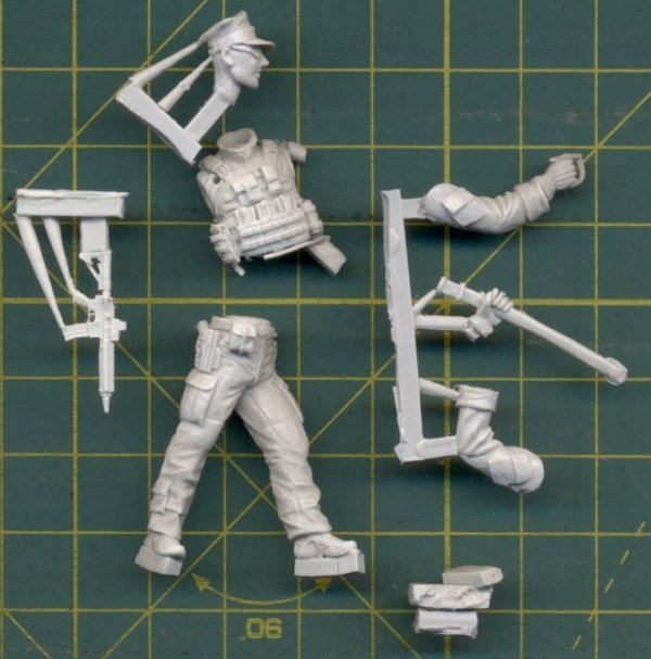 Toro 35F143 PKW Afganistan - Żołnierz jednostek specjalnych z szablą 1/35