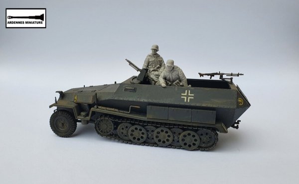 Ardennes Miniature 35020 WW2 PANZER COMMANDER AND GERMAN SOLDIER 1/35