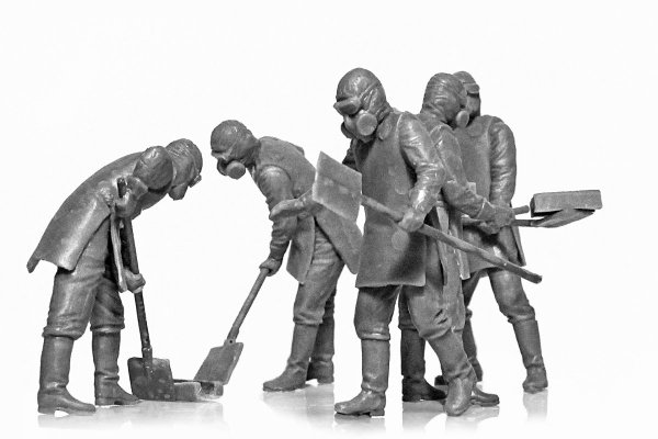 ICM 35903 Chernobyl 3. Rubble cleaners (5 figures) 1/35